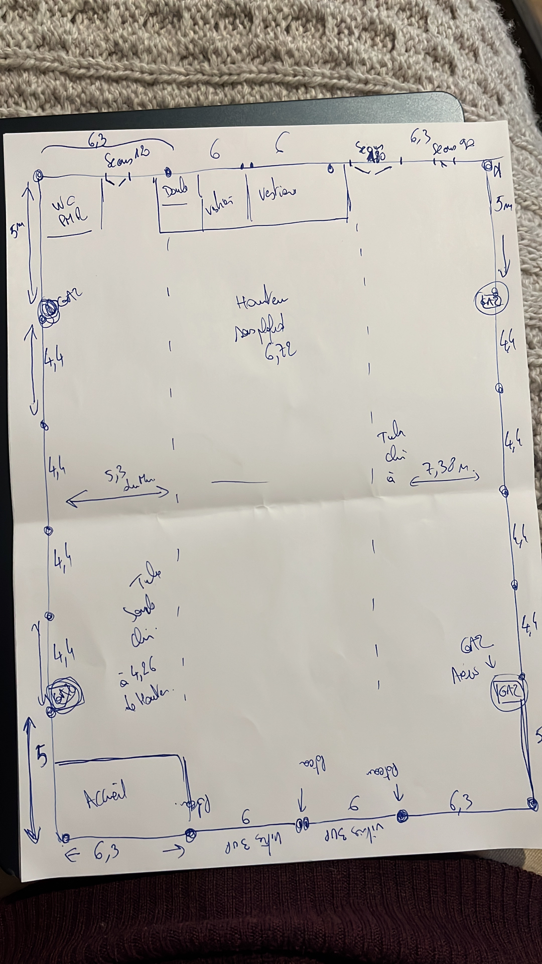 Croquis de relevé sur site avec cotes et implantation des murs d'escalade